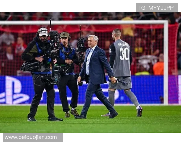 中超盛宴：皇马狂胜曼联五球赛场瞬间引发热烈讨论与数据分析